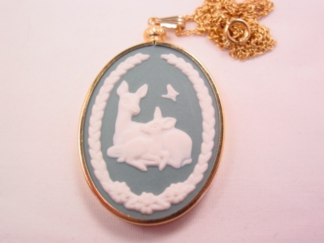 1981 Mother's Day Franklin Mint Deer and Fawn Wedgwood-Style Necklace