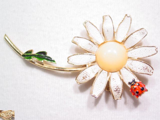 Weiss Ladybug and Long-Stem Daisy Pin