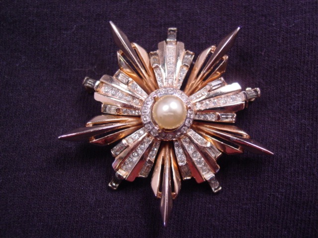 Goldtone Rhinestone and Imitation Pearl Starburst Pin