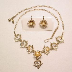 Frilly Duane Necklace and Earrings Set