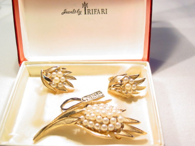 Trifari Goldtone Leaf Pin and Earrings Set in Original Box