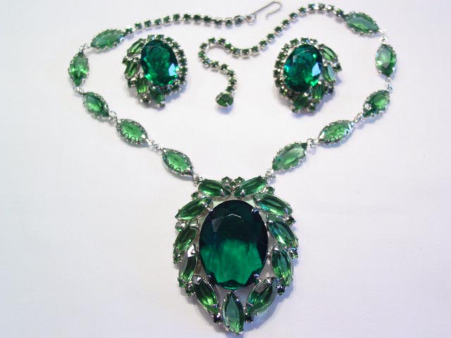 Fantastic Emerald Green Necklace and Earrings Set
